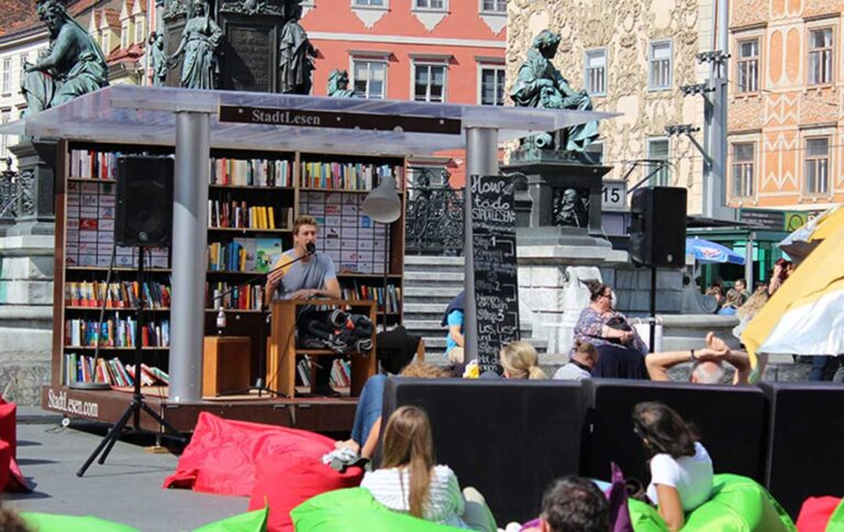 Blick auf Lesebühne auf dem Grazer Hauptplatz