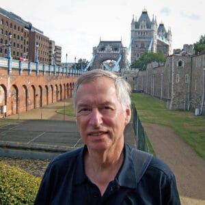 Georg Klingenberg vor der Tower Bridge in London.