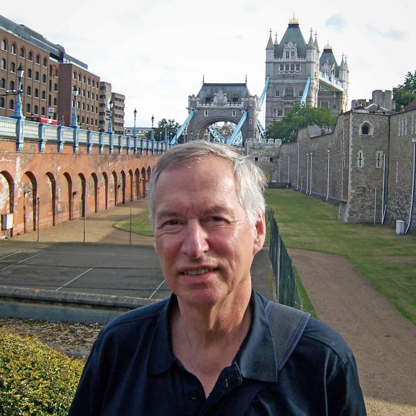 Georg Klingenberg vor der Tower Bridge in London.