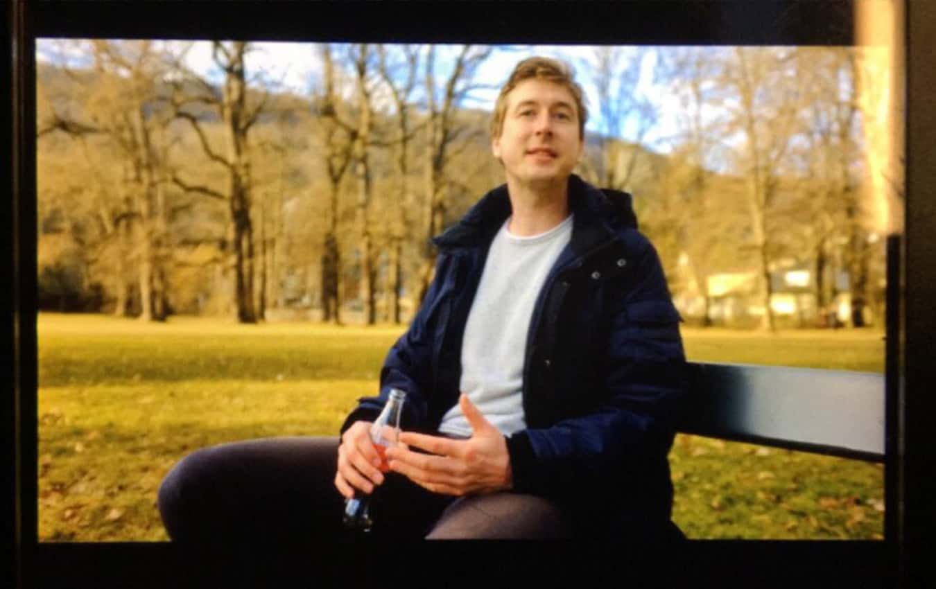 Paul Klingenberg auf einer Bank im Schlosspark Eggenberg in Graz