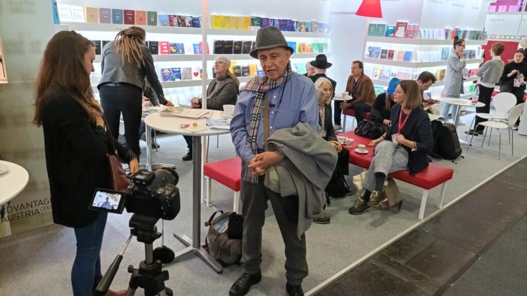 Bild von Videodreh mit Sherzad Hassan auf der Frankfurter Buchmesse 2022.