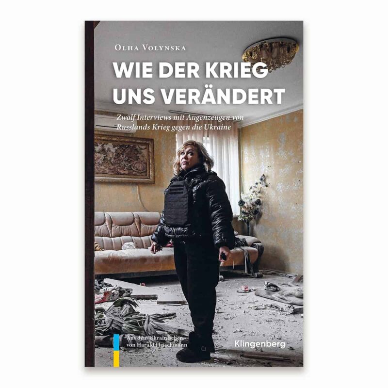Coveransicht von Olha Volynska: "Wie der Krieg uns verändert". Eine Frau steht in ihrem von einer Rakete getroffenen Haus.