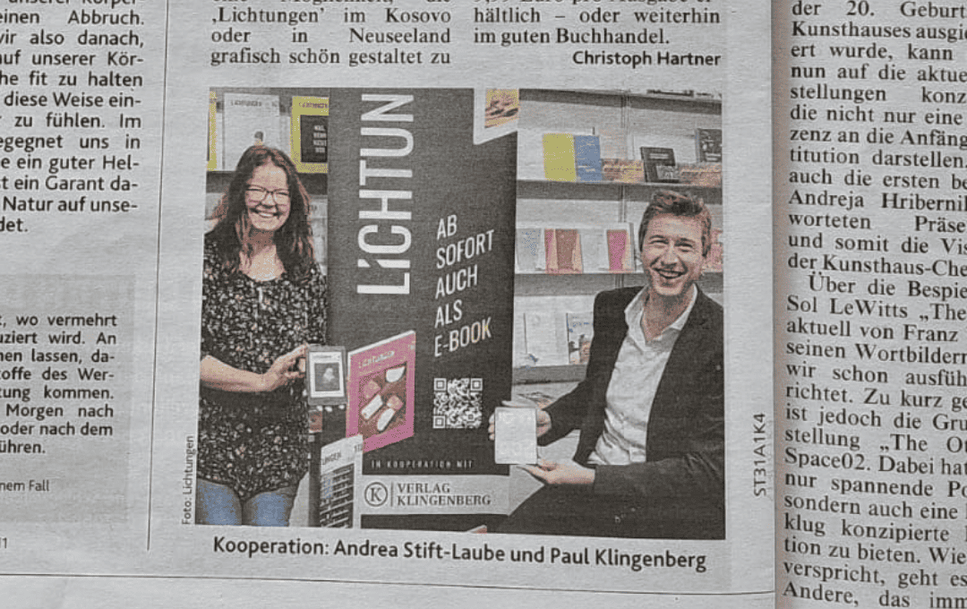 Das Bild zeigt Herausgeberin Andrea Stift-Laube und Paul Klingenberg bei der Präsentation eines eBooks