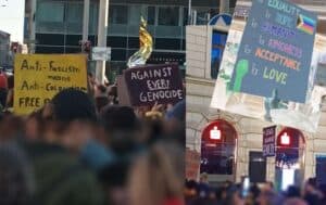 Plakate auf der Demonstration "Demokratie verteidigen!" in Graz