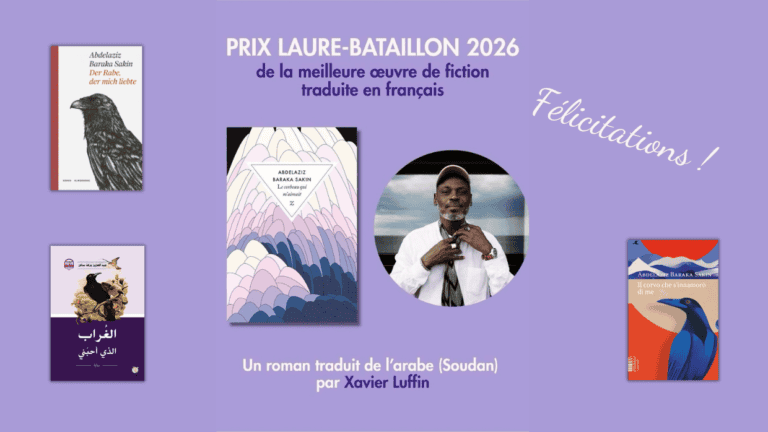 Grafik zum Prix Laure-Bataillon 2026 mit den vier Ausgaben von „Der Rabe, der mich liebte" (Französisch in der Mitte, daneben Deutsch, Arabisch, Italienisch), dem Autor Abdelaziz Baraka Sakin und dem Gruß „Félicitations !"